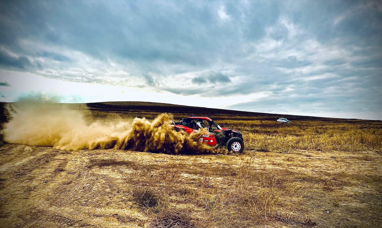 SSV-ul Best Ride în cursă de rally raid, ridicând un nor de praf